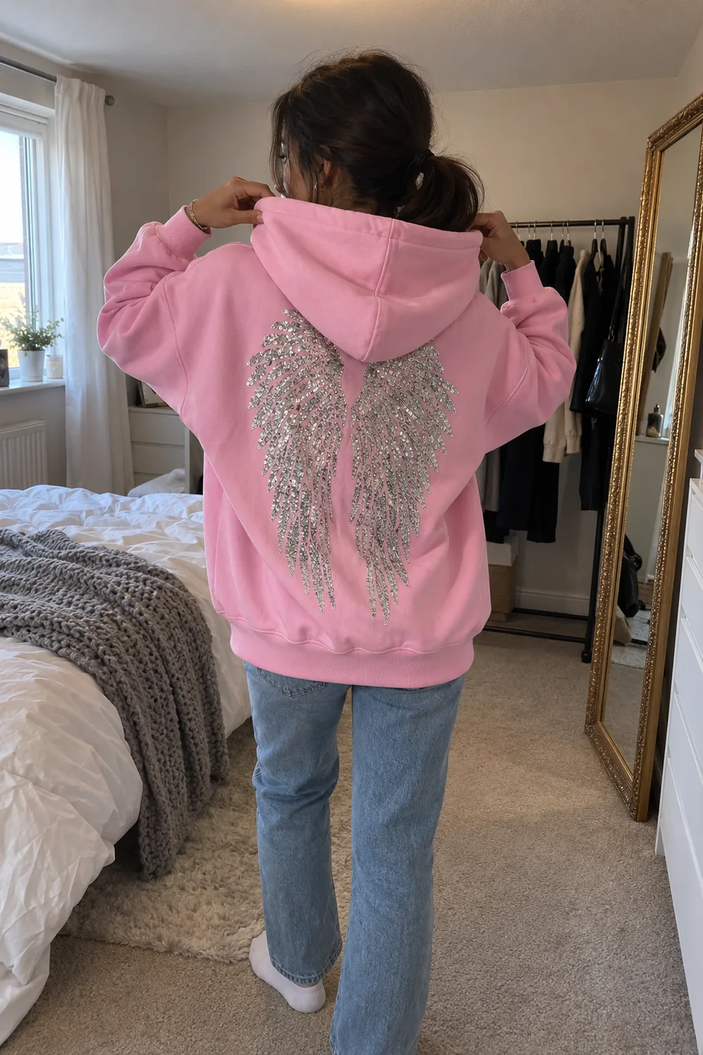 Hoodie Ailes d'ange rose porté de dos